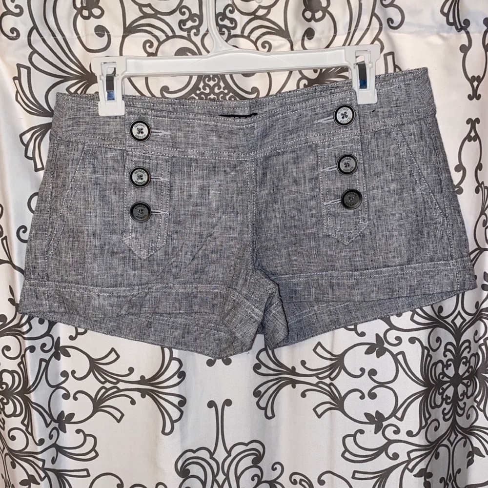 Express linen shorts with buttons